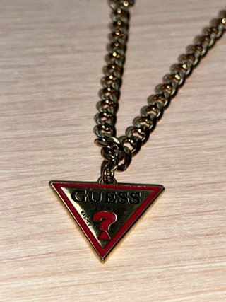 Collar Guess Triángulo Dorado y Rojo