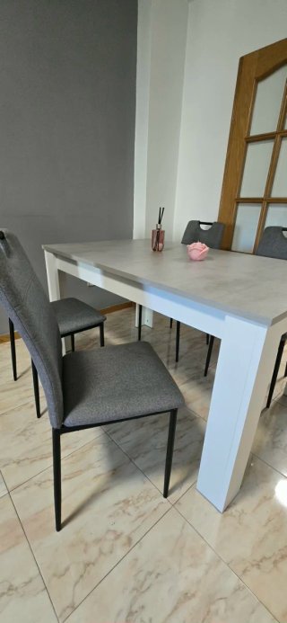 Juego de mesa con 4 sillas