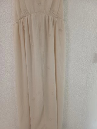Vestido largo beige con pedrería