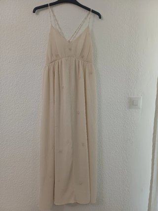 Vestido largo beige con pedrería