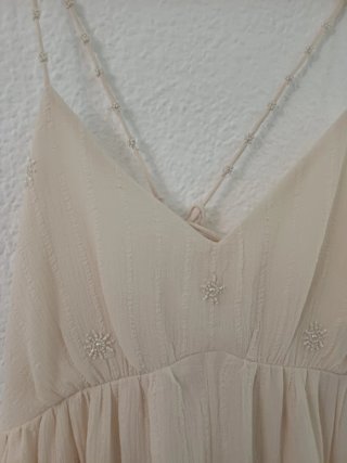 Vestido largo beige con pedrería