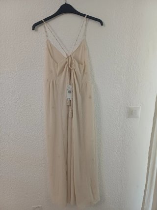 Vestido largo beige con pedrería