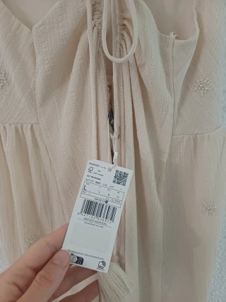 Vestido largo beige con pedrería