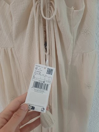 Vestido largo beige con pedrería