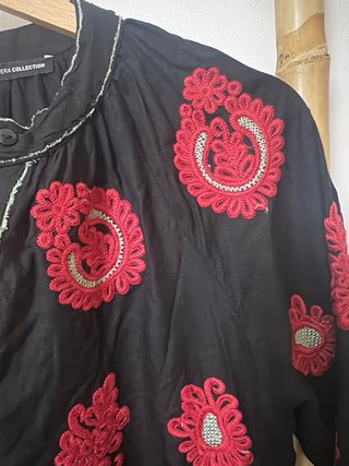 Vestido Sfera Negro con Bordado Rojo