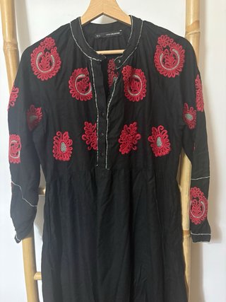 Vestido Sfera Negro con Bordado Rojo