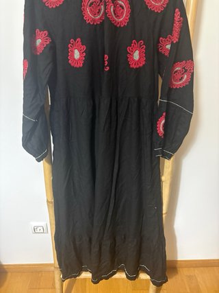 Vestido Sfera Negro con Bordado Rojo
