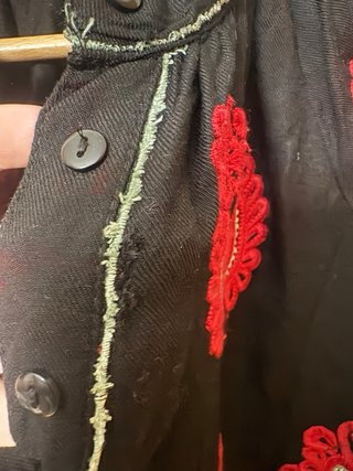 Vestido Sfera Negro con Bordado Rojo
