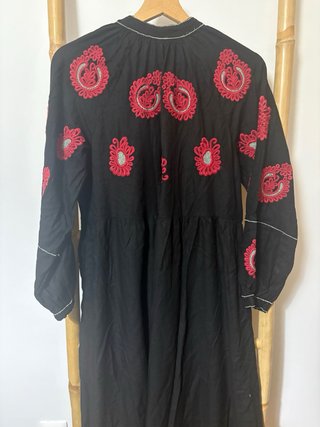 Vestido Sfera Negro con Bordado Rojo