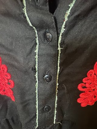 Vestido Sfera Negro con Bordado Rojo
