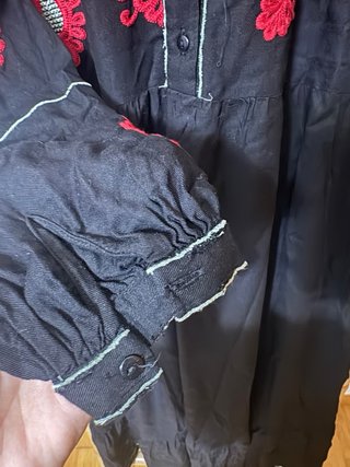 Vestido Sfera Negro con Bordado Rojo