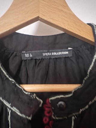 Vestido Sfera Negro con Bordado Rojo
