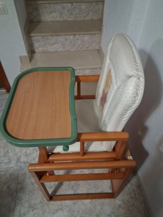 Trona bebé convertible en silla y mesa
