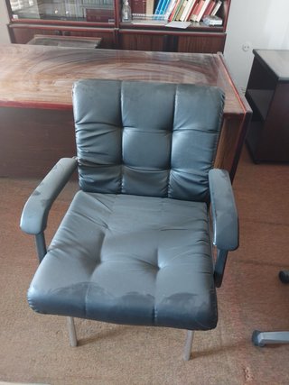 Mesa y sillas de oficina