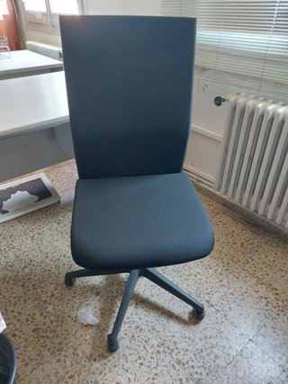 Mesa y sillas de oficina