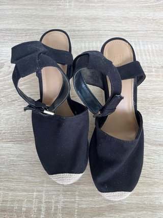 Tacones de cuña negros