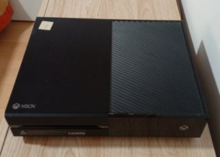 Xbox One Negra con Mando y Cables