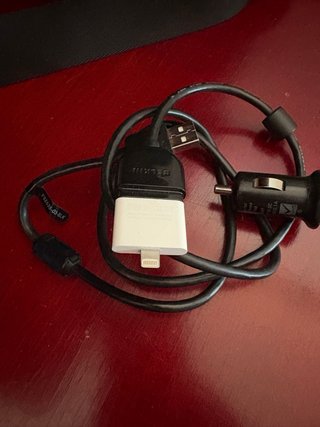 Accesorios Apple: cable 30 pines y cargador coche