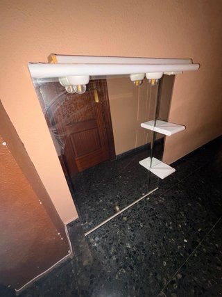 Espejo de baño con luz y estantes