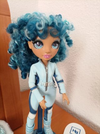 Muñeca Rainbow High Skyler Winter Break