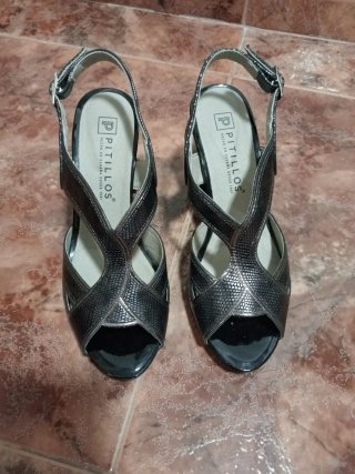 Sandalias de tacón plateadas y negras