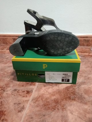 Sandalias de tacón plateadas y negras