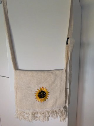 Bolso bandolera con girasol bordado