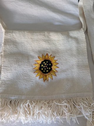 Bolso bandolera con girasol bordado