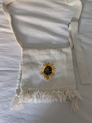 Bolso bandolera con girasol bordado
