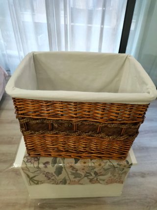 Cesta de mimbre con forro de tela