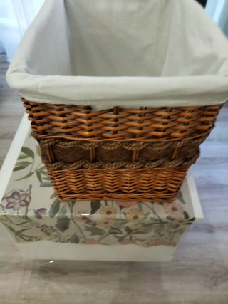 Cesta de mimbre con forro de tela