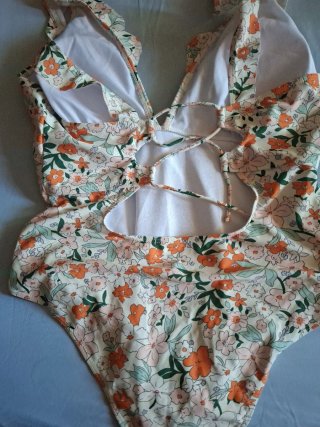 Bañador floral sin estrenar, me viene pequeño