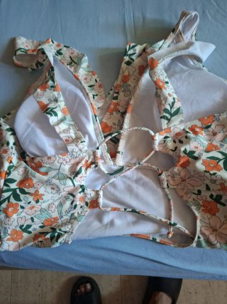Bañador floral sin estrenar, me viene pequeño