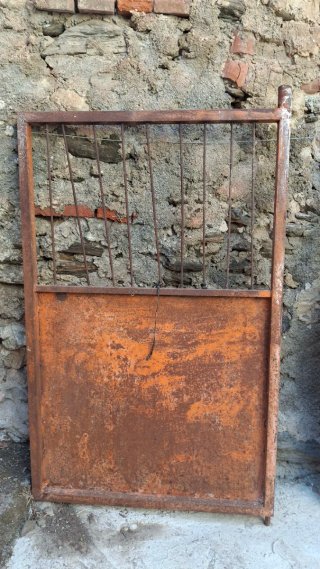 Puerta de hierro oxidado