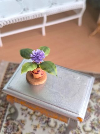 Maceta de madera para casa de muñecas