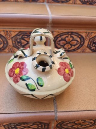 Botijo de cerámica con flores