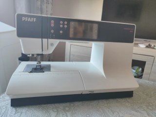 Máquina de coser y bordar automática