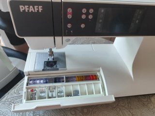 Máquina de coser y bordar automática
