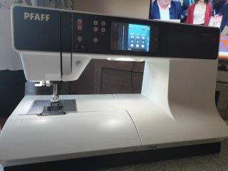 Máquina de coser y bordar automática