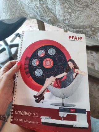Máquina de coser y bordar automática