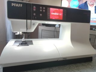 Máquina de coser y bordar automática