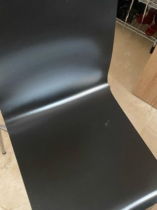 4 sillas negras de madera