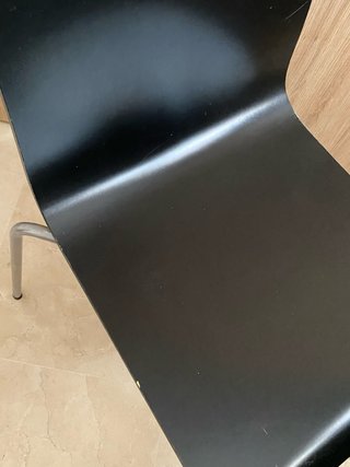 4 sillas negras de madera
