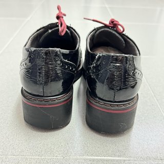 Zapatos de piel acordonados negros y rojos.