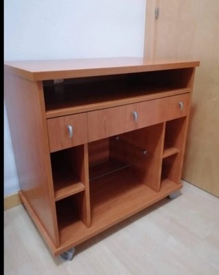 Mueble de madera con ruedas