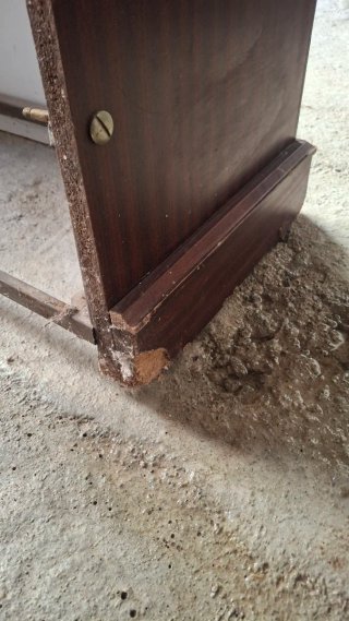 Cómoda de madera con tapa de mármol