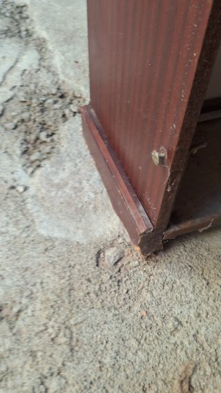 Cómoda de madera con tapa de mármol