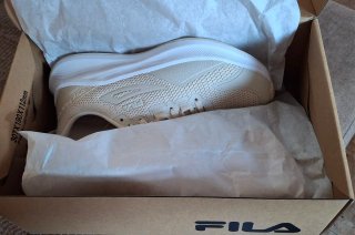 Zapatillas running Fila mujer beige y blanco