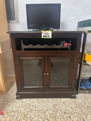 Mueble TV madera oscura con botellero