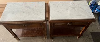 Mesitas de noche antiguas de mármol y madera